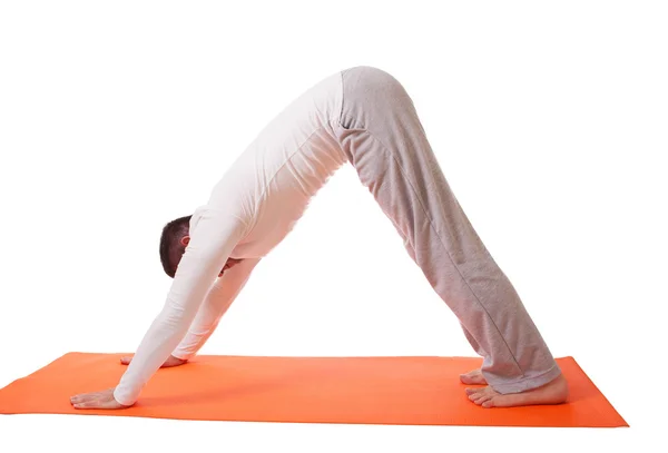 Hombre guapo practicando yoga aislado — Foto de Stock