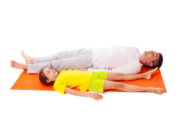 Papá practicando yoga con hija aislada — Foto de Stock