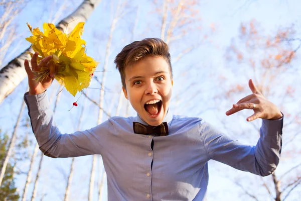 Mann hält Strauß Herbstblätter in der Hand — Stockfoto