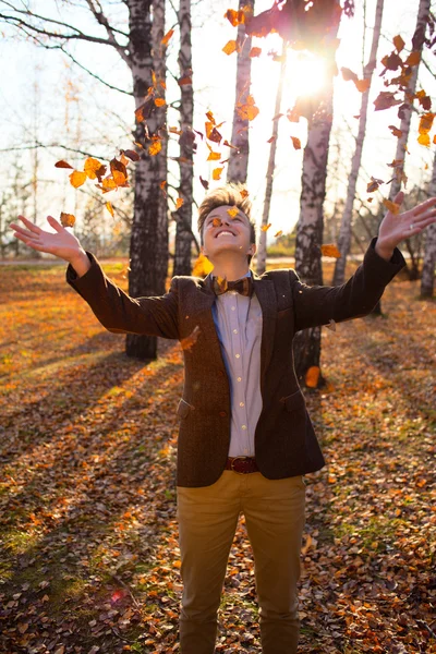 Guy holding bouquet of autumn leaves — Stock Photo, Image