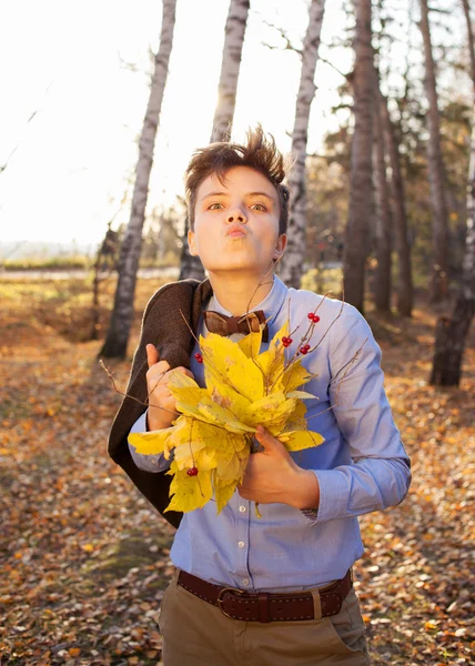 Tipo sosteniendo ramo de hojas de otoño —  Fotos de Stock