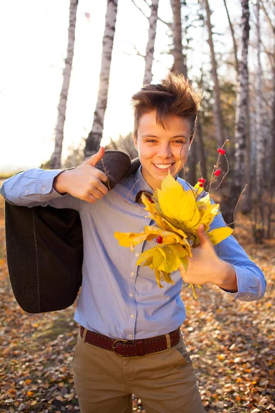 Guy holding bouquet of autumn leaves — Stock Photo, Image