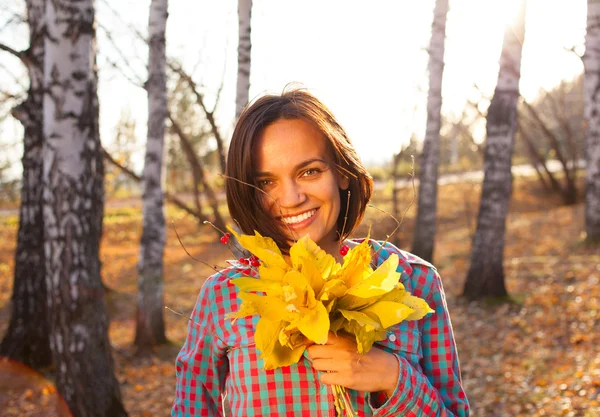 Teen dziewczyna ważąca bukiet jesienny — Zdjęcie stockowe