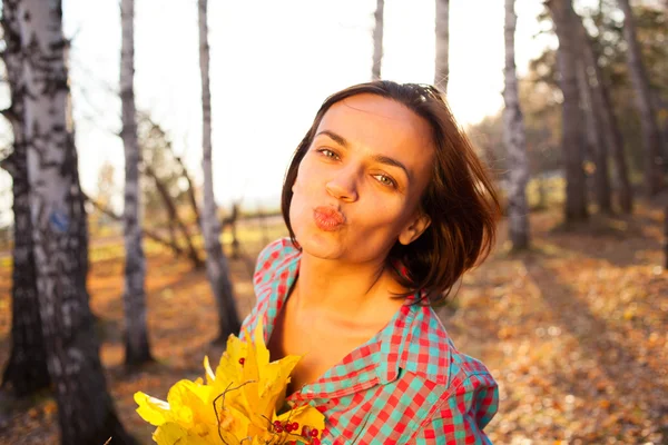 Teen girl woman holding bouquet of autumn — Stock Photo, Image