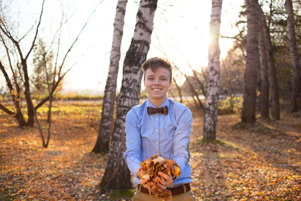 Háttérben az őszi erdő srác — Stock Fotó
