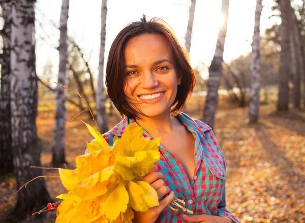 Adolescent fille femme tenant bouquet de l'automne — Photo