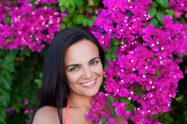 bougainv arka plan üzerinde genç güzel kadın kız portresi