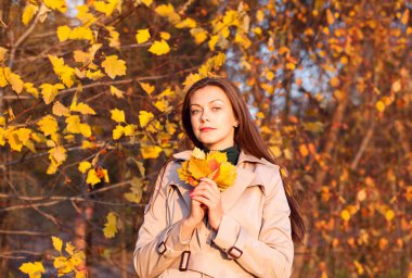 sonbahar arka plan üzerinde genç güzel kadın portresi