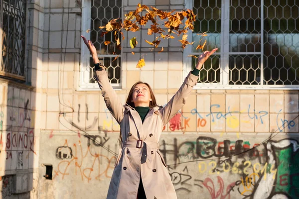 Junge schöne Frau Mädchen mit Herbstblättern auf dem Hintergrund der b — Stockfoto