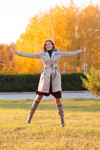 Retrato de joven hermosa chica saltando en el backgro de otoño —  Fotos de Stock