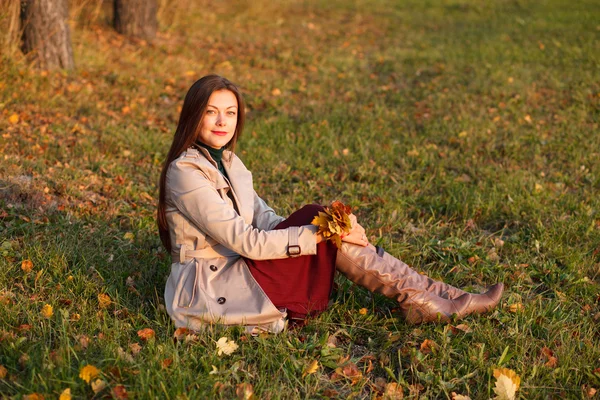 Portrait de jeune belle femme fille sur fond d'automne — Photo