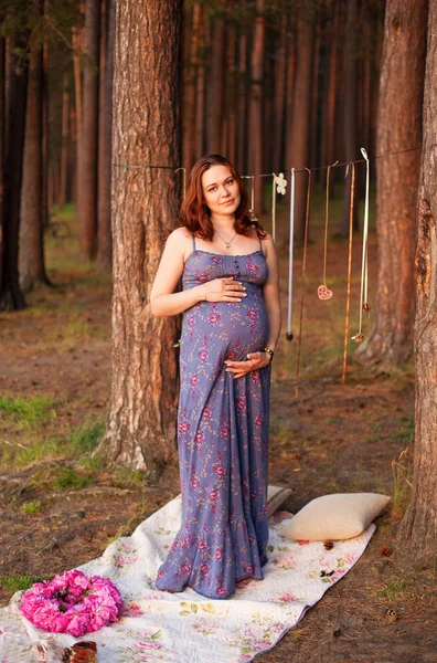 在户外的松树针叶树中的美丽幸福的怀孕女人女孩 — 图库照片