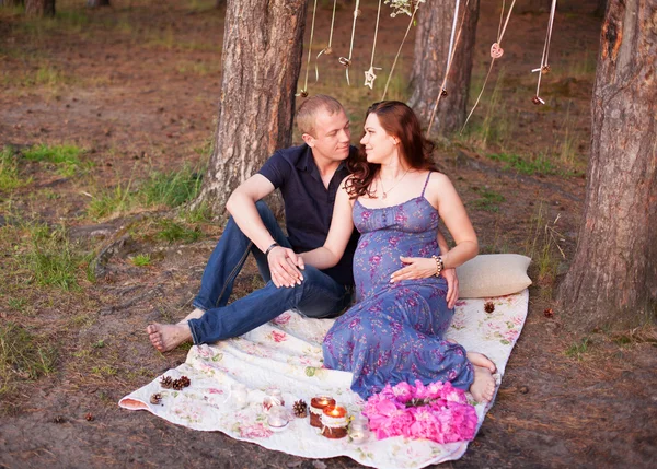 Έγκυος ζευγάρι άνδρας γυναίκα κορίτσι της γυναίκας συζύγου ερωτευμένος υπαίθρια μέσα — Φωτογραφία Αρχείου