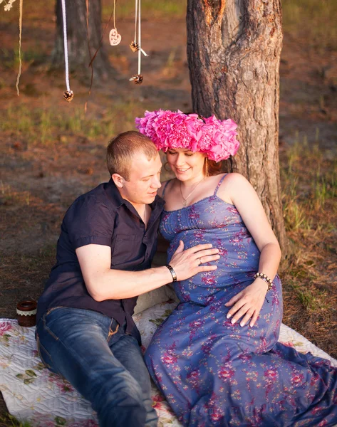 Беременная пара мужчина муж женщина женщина жена влюблена на открытом воздухе в — стоковое фото