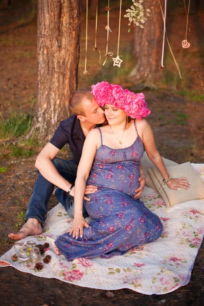 Pregnant couple man husband woman girl wife in love outdoors in — Stock Photo, Image