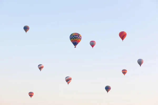 Balões multicoloridos voando no céu, hora do nascer do sol — Fotografia de Stock