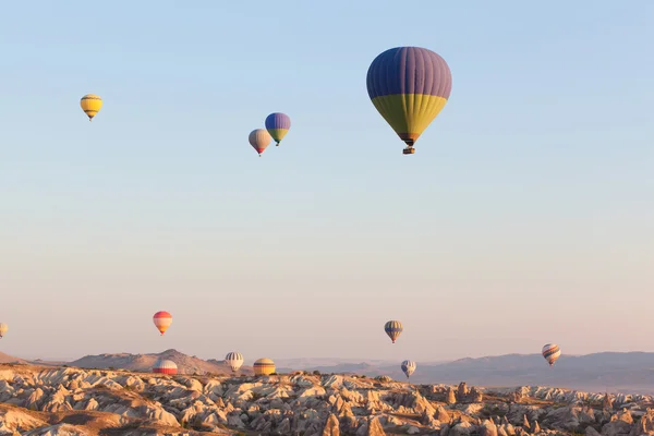Balões multicoloridos voando no céu, hora do nascer do sol — Fotografia de Stock