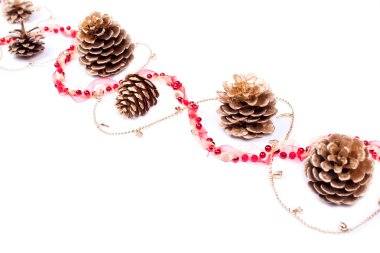 Beyaz izole garland ile altın koniler