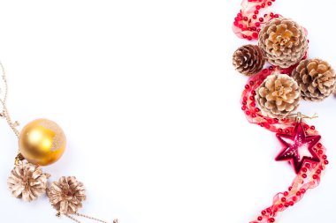 Beyaz izole garland topları ile altın koniler