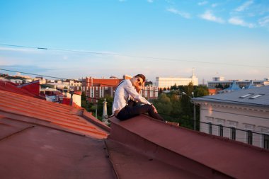 Mutlu hippi kız Çatının kenarında