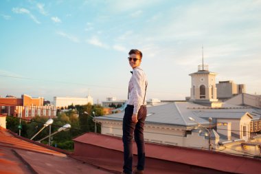 Çatıda yürüyüş ve gülümseyen genç kalın kız kadın hipster,