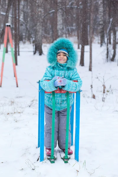 Criança feliz menina criança ao ar livre no inverno jogando e treinando — Fotografia de Stock