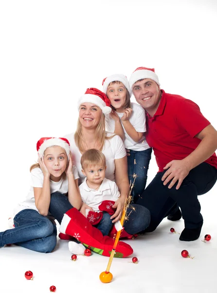 Lycklig söt familj i santa hattar — Stockfoto