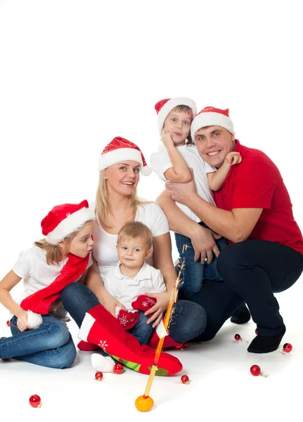 Lycklig söt familj i santa hattar — Stockfoto