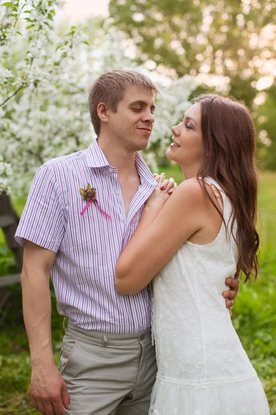 A romantic couple in love outdoors — Stock Photo, Image