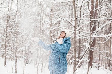 Kış ormandaki hamile kadın