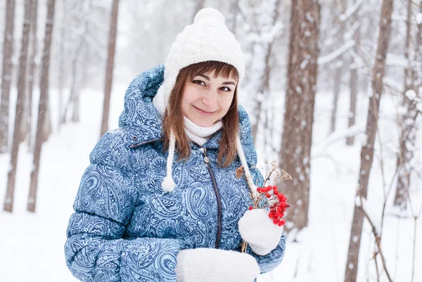 冬の森で妊娠中の女性 — ストック写真