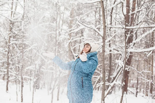 Mulher grávida na floresta de inverno — Fotografia de Stock