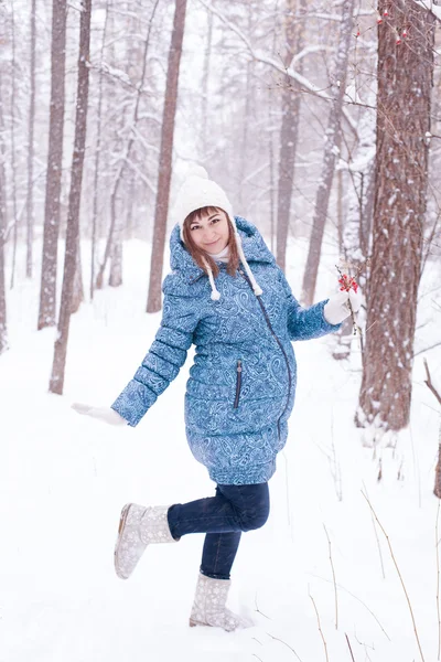 Беременная женщина в зимнем лесу — стоковое фото