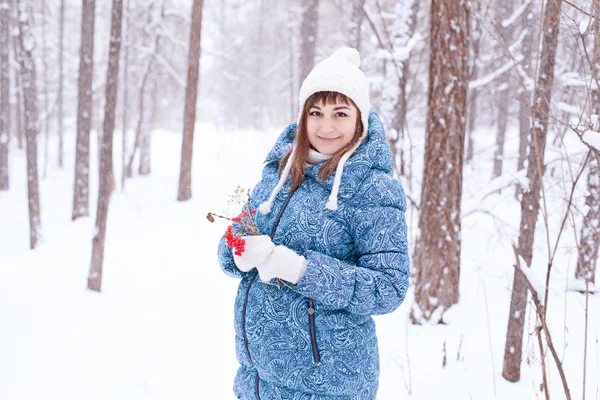 Беременная женщина в зимнем лесу — стоковое фото