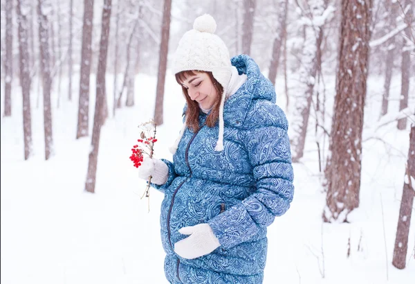 冬の森で妊娠中の女性 — ストック写真