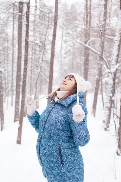 Pregnant woman in winter forest — Stock Photo, Image