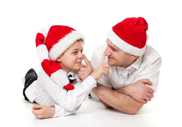 Pai e filho em chapéus de Papai Noel — Fotografia de Stock