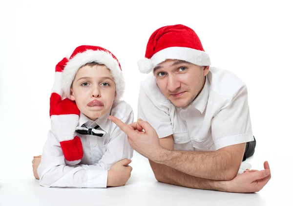 Pai e filho em chapéus de Papai Noel — Fotografia de Stock