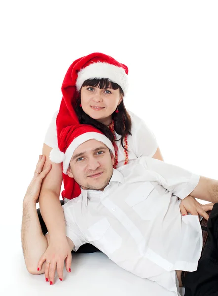 Casal jovem em chapéus de Papai Noel — Fotografia de Stock