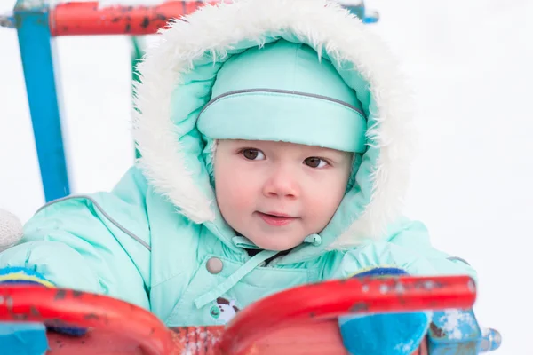 Aranyos kisfiú játszik a parkban, télen — Stock Fotó