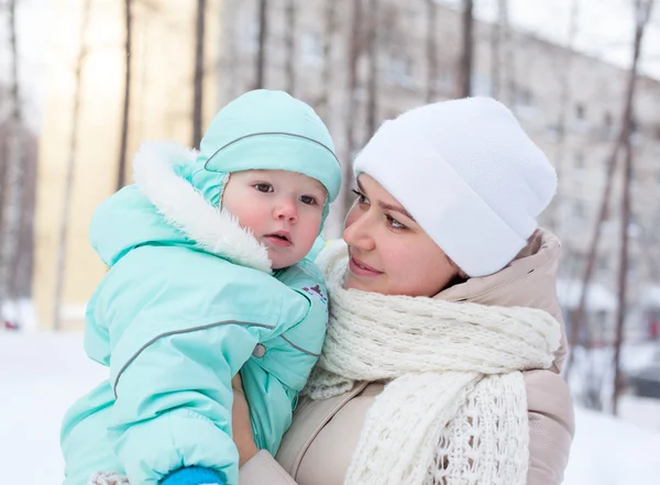 Mãe de família feliz e bebê no parque no inverno — Fotografia de Stock
