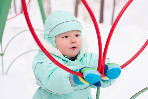 冬の公園で遊んでいるかわいい赤ちゃん少年 — ストック写真