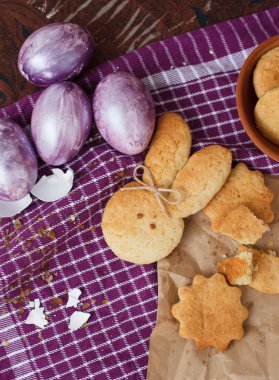 Tavşan Paskalya ev yapımı kurabiye ve renkli yumurta şekil
