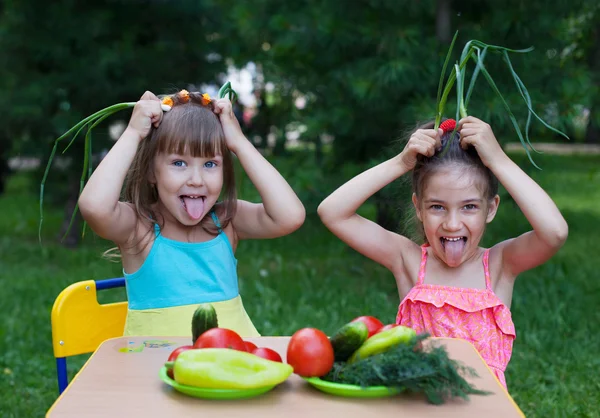 De gelukkige kinderen met groenten — Stockfoto