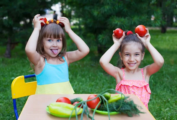 Twee gelukkige meisjes kids kinderen dragen prachtige jurken houden — Stockfoto