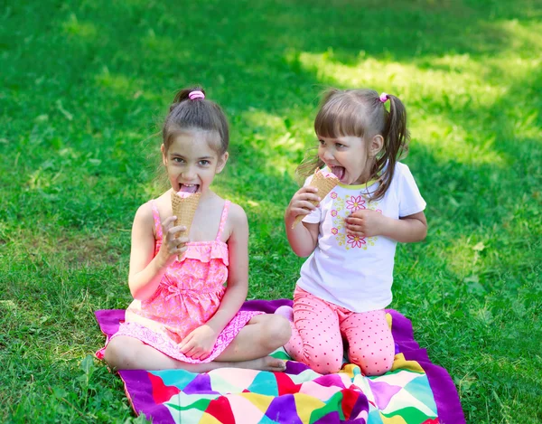 Enfants filles amis enfants avec crème glacée — Photo