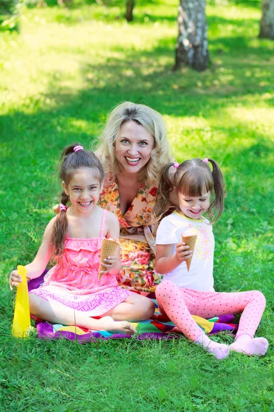 Famiglia con gelato — Foto Stock