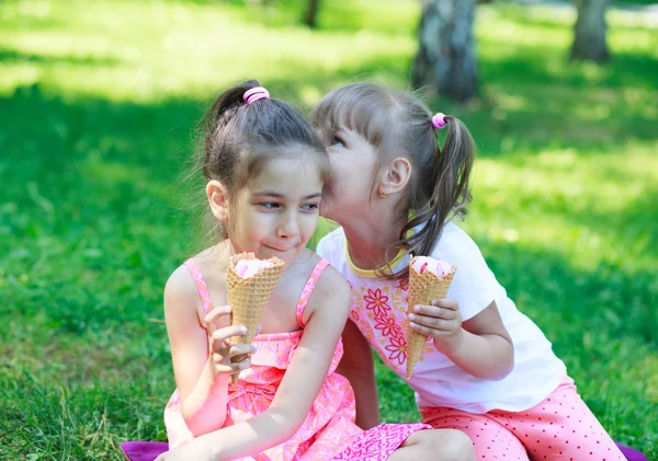 Niños chicas amigos niños con helado — Foto de Stock