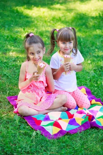 Filles enfants sœurs amis taquiner manger de la crème glacée — Photo