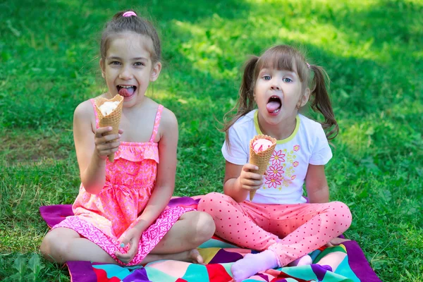 Niños chicas amigos niños con helado —  Fotos de Stock